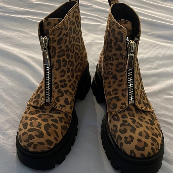 SALE!!!!!On trend, Leopard print Gianni Bini ankle boots! - Picture 1 of 3